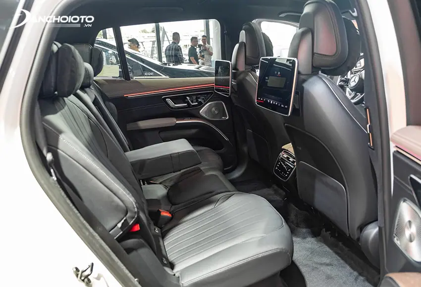Hàng ghế thứ hai của Mercedes-Benz EQS 2024 có không gian rộng rãi cùng nhiều tính năng hiện đại như sưởi, chỉnh điện, nhớ vị trí.