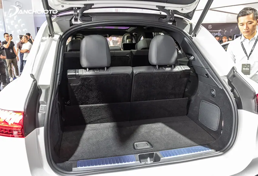Khoang hành lý Mercedes-Benz EQS 2024 được đánh giá cao nhờ cung cấp nhiều không gian chứa đồ