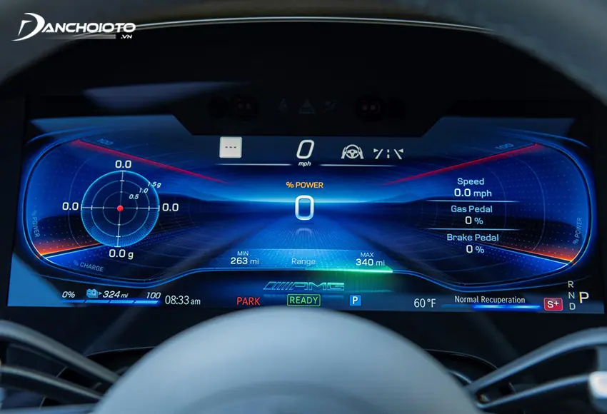 Phía sau vô lăng của Mercedes-Benz EQS 2024 là màn hình đa thông tin 12,3 inch.