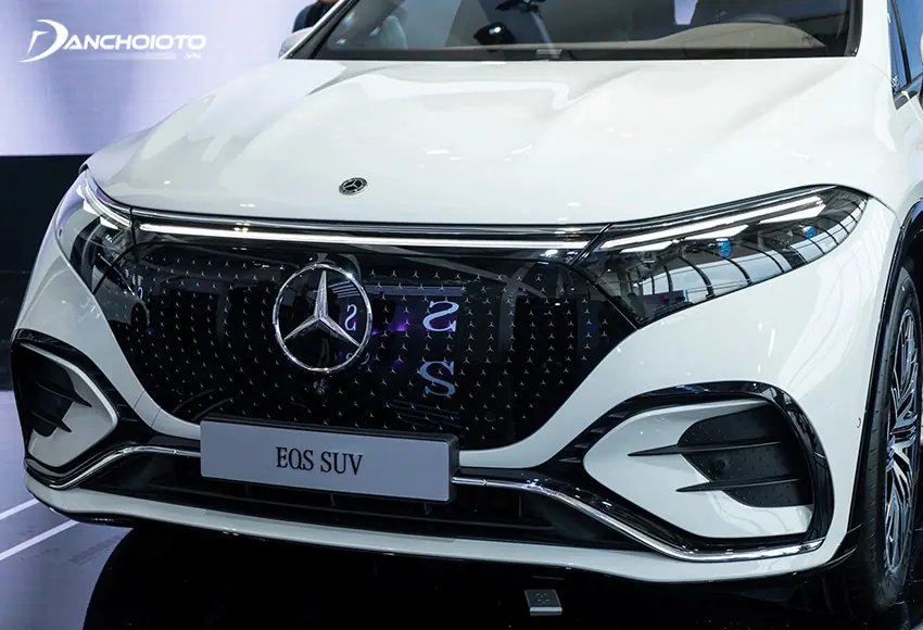 Lưới tản nhiệt hình kim cương kết hợp với logo 3 cánh tạo thêm nét nhận diện cho Mercedes-Benz EQS 2024