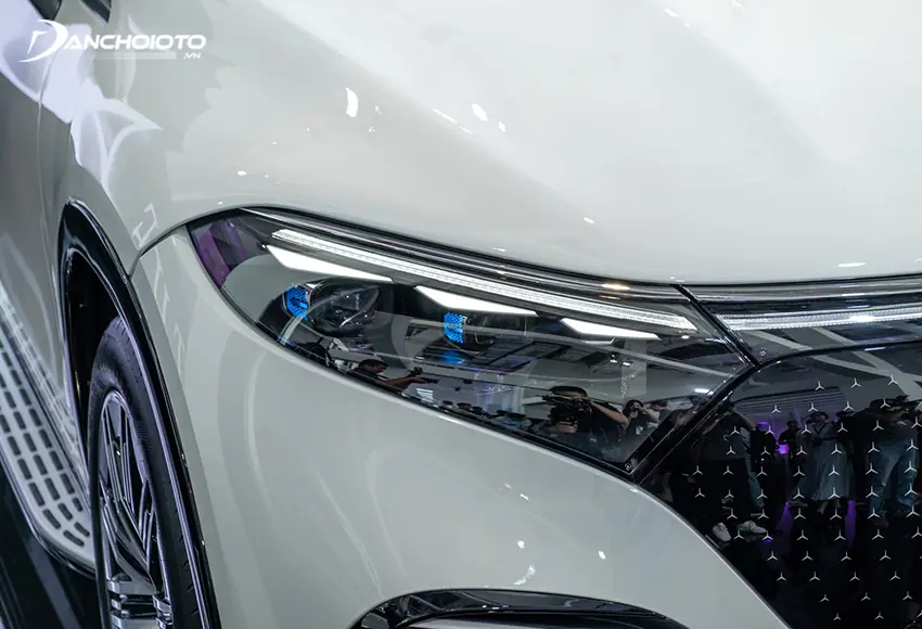 Dải đèn LED ban ngày của Mercedes-Benz EQS 2024 sắc sảo và sắc nét