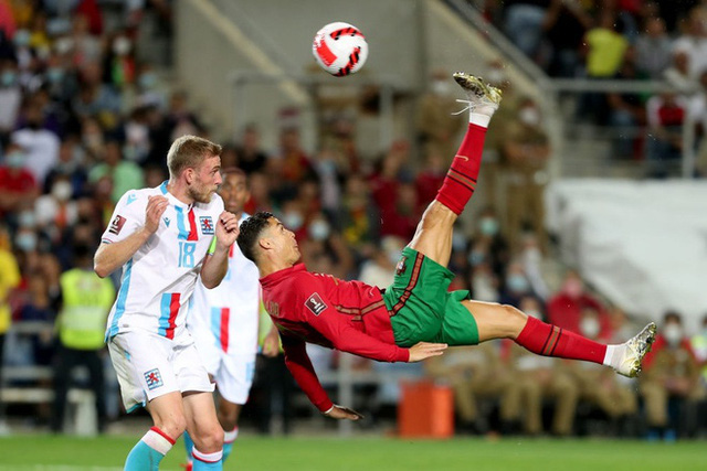 Lập hat-trick vào lưới Luxembourg, Ronaldo thiết lập kỷ lục mới ở cấp ĐTQG | VTV.VN