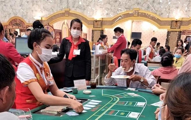 Người Việt ăn ngủ tại chỗ để đánh bạc trong casino tại Campuchia - Xã hội