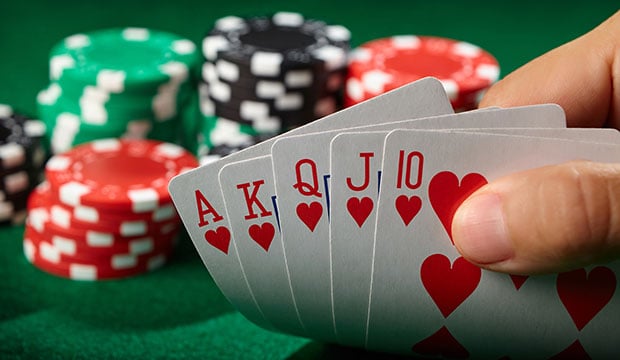 Có lẽ việc chơi bài poker sẽ hữu ích hơn việc nghiên cứu kinh tế khi nói đến đầu tư chứng khoán.