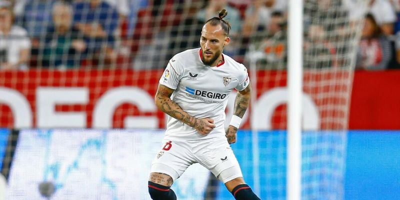Nemanja Gudelj có lối chơi thông minh và kỷ luật